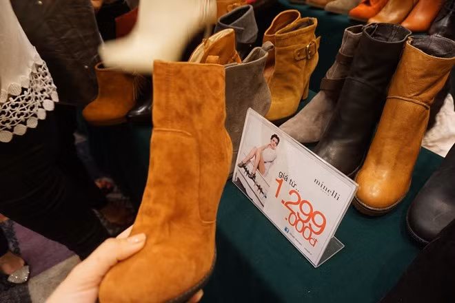 Một mẫu giày giảm giá 50% vẫn còn đến gần 1.300.000 đồng/đôi.