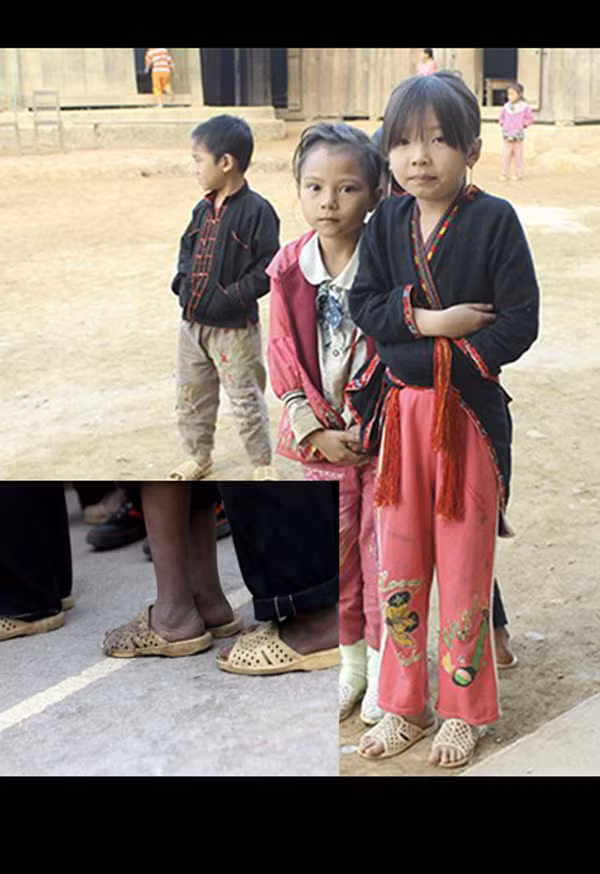 Hình ảnh những đứa trẻ vùng cao Sapa đi dép tổ ong rách toạc, thậm chí là "cụt mỏ", lấm lem đến trường học khiến không ít thành viên mạng phải nhói lòng.
