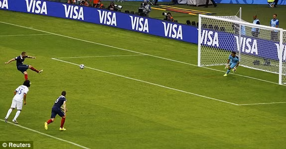 Benzema mở tỉ số cho Pháp.