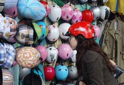 Nhiều người tiêu dùng vẫn khó khăn trong việc phân biệt và lựa chọn mua mũ bảo hiểm xịn.