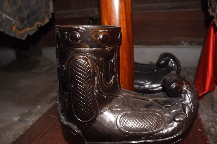 Đôi hài sắt đặt ngay bên dưới áo giáp sắt.