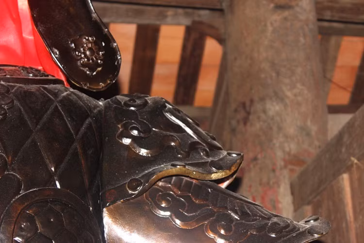 Cận cảnh chiếc áo giáp sắt tại đền Phù Đổng.
