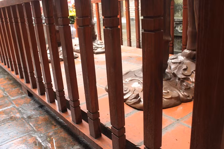 "Ngựa lạ" được đặt trong một khung gỗ, có bệ đỡ riêng, rất mới.