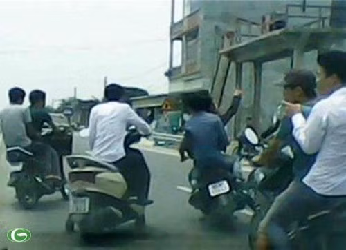 Lạng lách, đánh võng khi bị truy đuổi. Ảnh minh họa