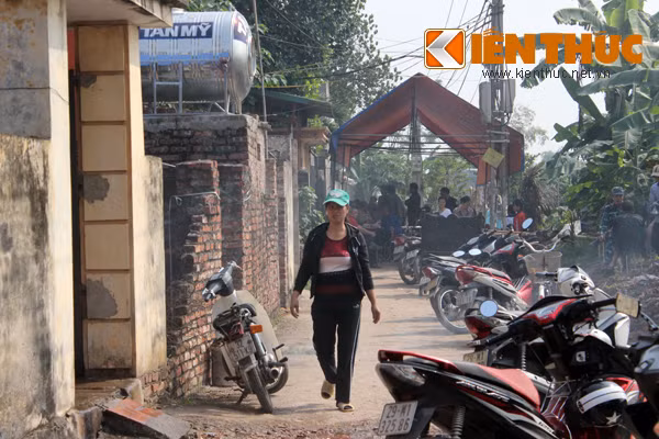 Họ hàng, người thân tập trung tại gia đình nạn nhân rất đông. Họ vừa đau buồn, vừa bức xúc.