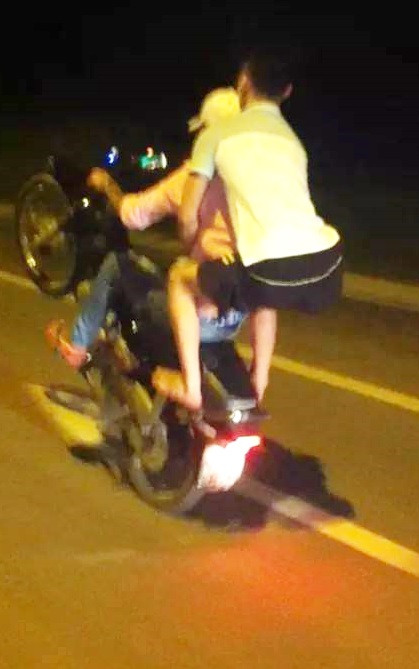 Những hình ảnh không chỉ gây phản cảm mà còn cực kỳ nguy hiểm của các "dị nhân" trên đường phố Việt...