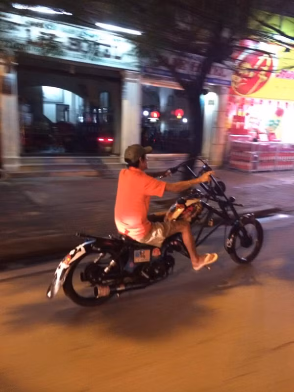 Xe "bọ ngựa" nổi bật giữa phố.