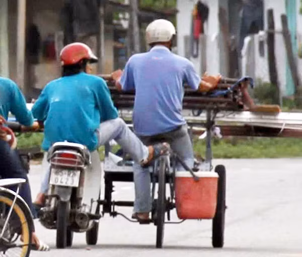 "Tiếp sức" trên đường.