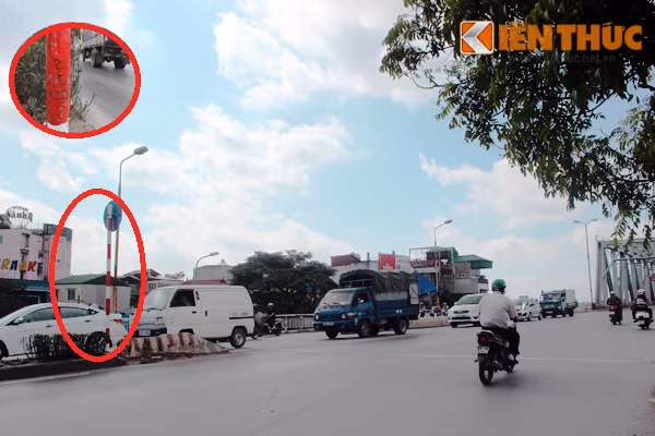 Cột biển báo ngược chiều mà chiếc xe biển xanh đâm vào vẫn còn nguyên vết xước.