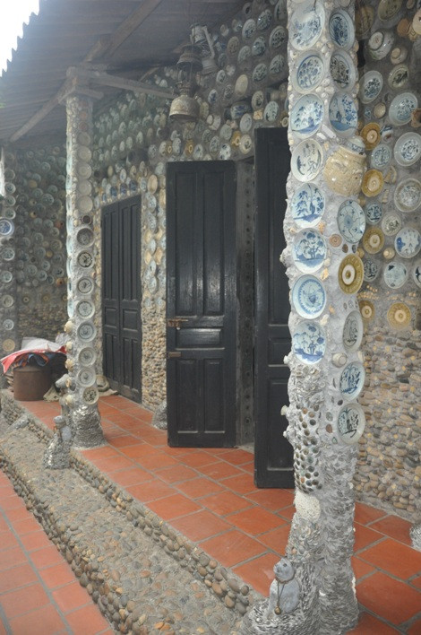 Hiên nhà cũng được gắn chén đĩa.