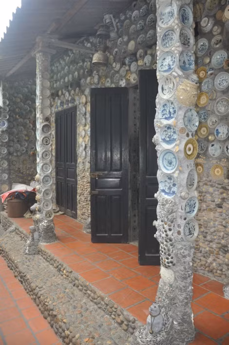 Hiên nhà cũng được gắn chén đĩa.