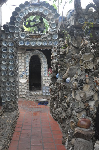 Cổng nhà được gắn bằng đĩa cổ rất độc đáo.