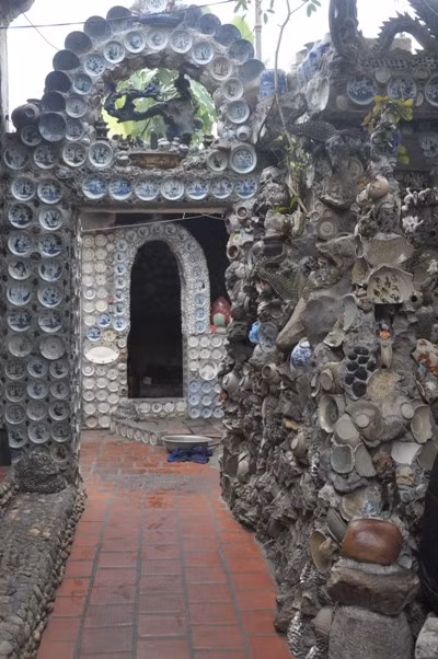 Cổng nhà được gắn bằng đĩa cổ rất độc đáo.