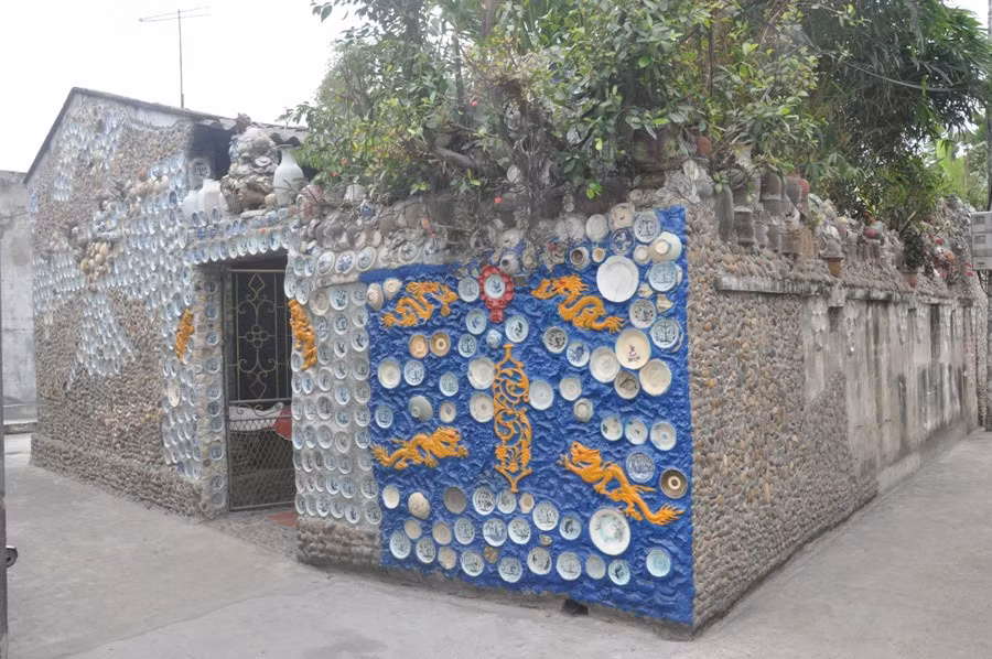 Phía trước cổng ngôi nhà độc đáo của ông Nguyễn Văn Trường.