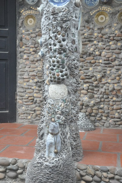 Phía sau ngôi nhà cũng trở nên độc đáo bởi hang trăm viên đá tròn ông Trường nhặt được rồi mang về gắn lên tường.