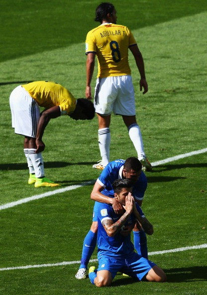 Kone (đội tuyển Hy Lạp) tỏ ra tiếc nuối sau pha dứt điểm không thành bàn.