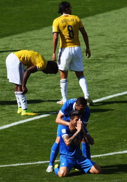 Kone (đội tuyển Hy Lạp) tỏ ra tiếc nuối sau pha dứt điểm không thành bàn.