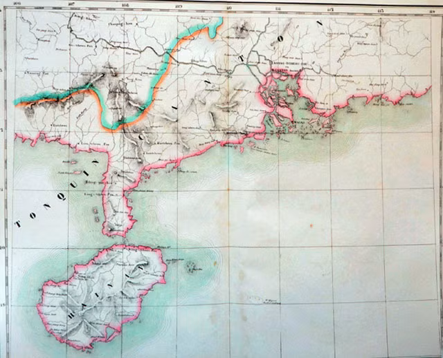 Mảnh bản đồ mang tên Partie de la Chine trong khoảng vĩ độ 18 - 21 và kinh độ 106 - 114 vẽ khu vực Quảng Đông và đảo Hải Nam, cho biết biên giới cực nam của Trung Quốc chưa chạm đến vĩ độ 18.