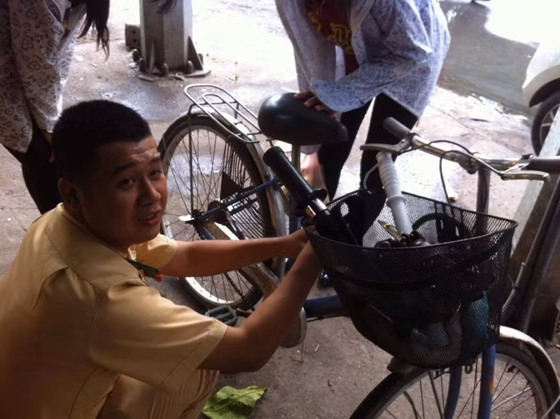 Đang làm nhiệm vụ tại nút giao thông Nguyễn Trãi - Trần Phú (Hà Đông, HN), chiến sĩ Dũng thấy xe của hai nữ sinh bị tuột xích nên đã tận tình giúp đỡ. Anh luôn nở nụ cười tạo cảm giác thân thiện trong lúc giúp hai nữ sinh.