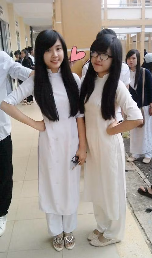 Thời gian gần đây, hàng loạt bức ảnh của cặp song sinh 9x có nickname Low Bé Chị (trái) và Myn Bé Em được chia sẻ rộng rãi trên nhiều diễn đàn, trang mạng giải trí.