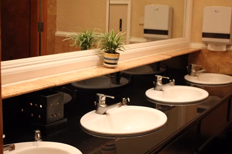  Bồn rửa mặt có cả hai loại nước nóng, lạnh. Cạnh vòi chính là vòi cung cấp hoá chất rửa tay (xà phòng, nước thơm...) và phía trên là hộp đựng giấy lau tay.