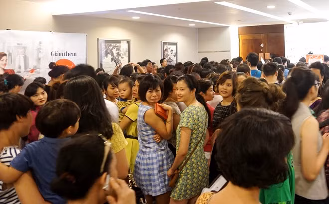 Tại sảnh tầng 2, hàng nghìn người tranh nhau chỗ đứng tốt để có thể tiếp cận với cửa vào gian bán hàng luôn đóng vì quá tải. Khách tới mua hàng hiệu giảm giá đủ mọi thành phần, lứa tuổi. Nhiều bố mẹ không lường trước sự việc đã mang cả con nhỏ chen chúc trong không gian ngột ngạt, nhiều bà bầu cũng không ngại chen lấn xếp hàng.