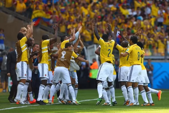 Các cầu thủ Colombia cùng nhau ăn mừng sau khi có được tỉ số đầu tiên của trận đấu.