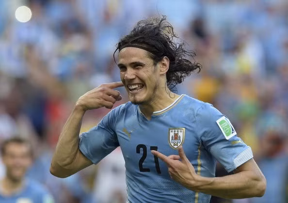 Edinson Cavani vui mừng khi mở tỉ số dẫn trước cho Uruguay.