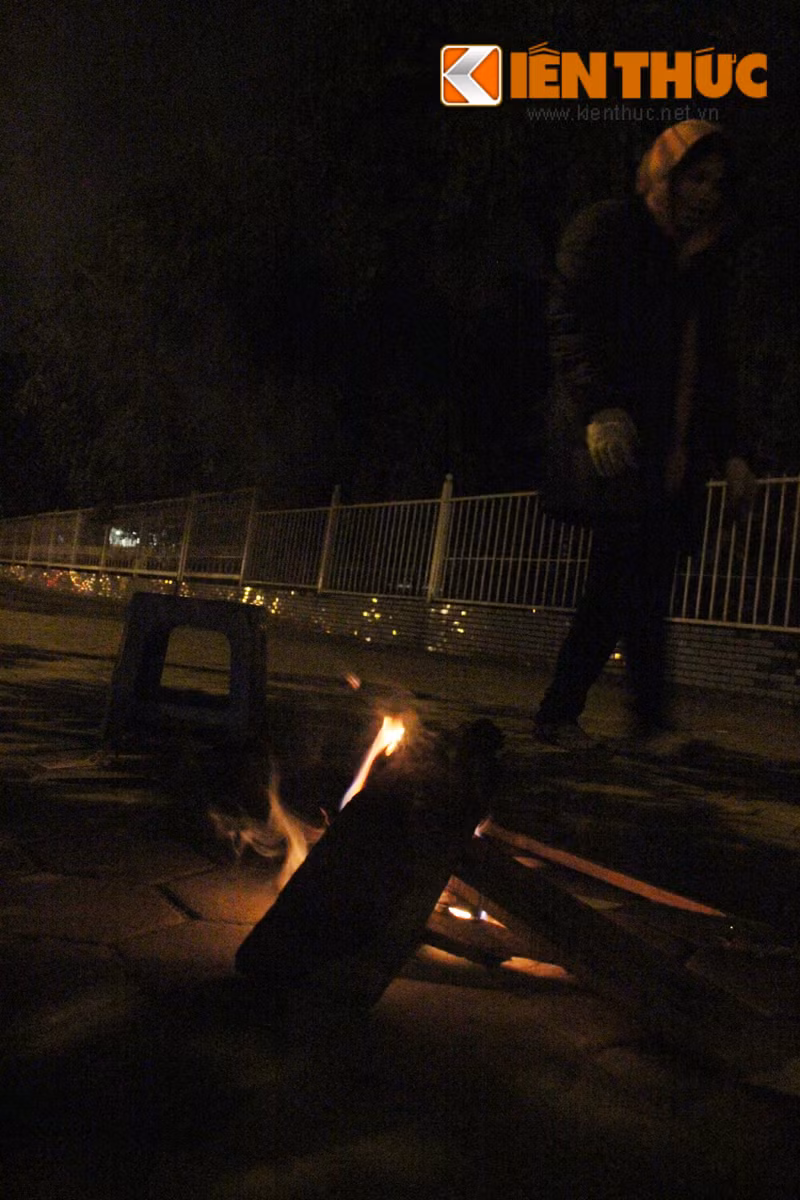 Việc đốt lửa để tránh rét của nhiều người dân Thủ đô sẽ giúp họ được phần nào xua tan đi giá lạnh. Tuy nhiên, vẫn phải đề cao cảnh giác tình trạng hỏa hoạn để tránh những trường hợp xấu xảy ra.