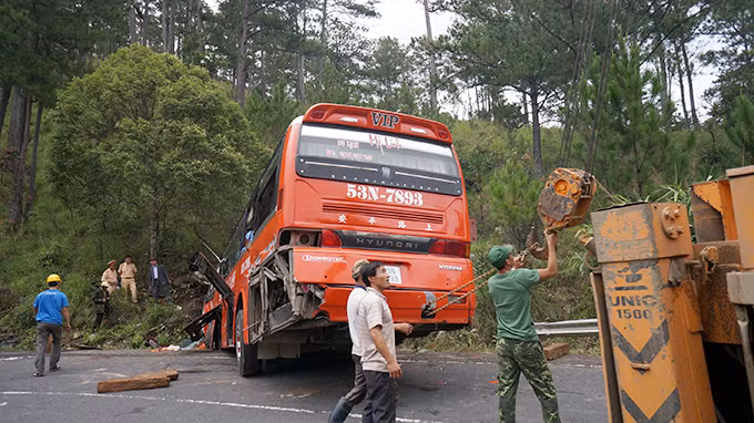 Xe cứu hộ đưa chiếc xe gặp nạn ra khỏi hốc núi.