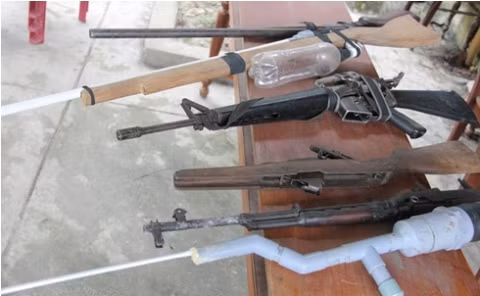 Một số súng tàng trữ trái phép bị Công an Sơn Tây thu giữ.