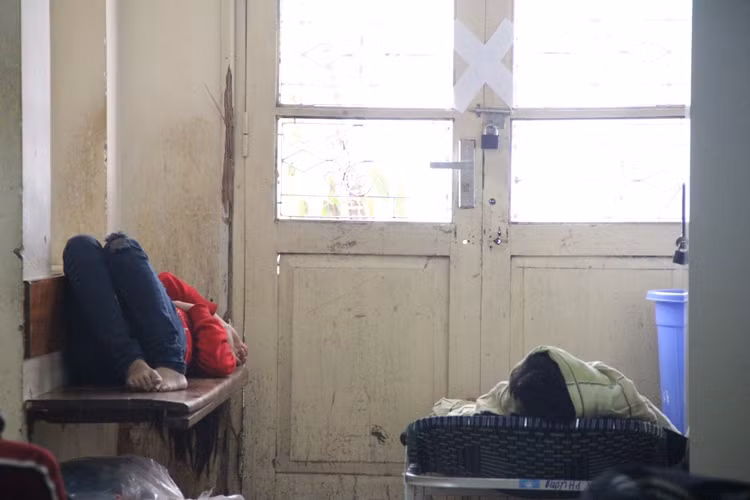 Họ tranh thủ chợp mắt sau những đêm thức trắng. (Ảnh chụp tại bệnh viện K, Hoàn Kiếm, Hà Nội).