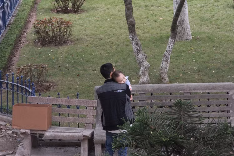 "Ngoan đi con, dù thế nào bố vẫn luôn ở bên cạnh con".