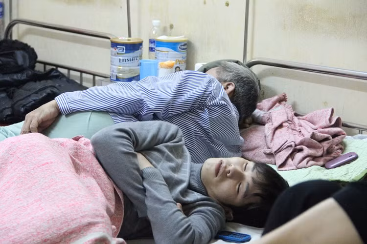 Cả bệnh nhân cùng người nhà, ai cũng rất mệt mỏi.