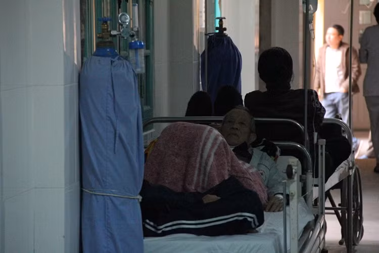 Một bệnh nhân lớn tuổi tỏ ra buồn rầu, vì không được ở nhà đón Tết cùng người thân mà phải "làm phiền" họ vào thăm mỗi ngày.