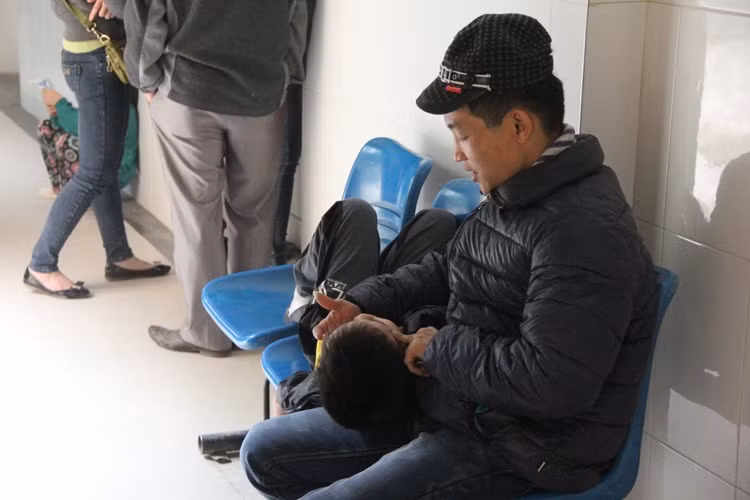 Chỉ còn 2 ngày nữa là đến Tết Nguyên đán Giáp Ngọ 2014. Tuy nhiên, tại các bệnh viện lớn ở Hà Nội như: Bệnh viện Đa khoa Xanh Pôn, bệnh viện K... rất nhiều người đang phải vật lộn với bệnh tật. Họ sẽ không được đón một cái Tết cổ truyền ấm cúng như bao người khác.