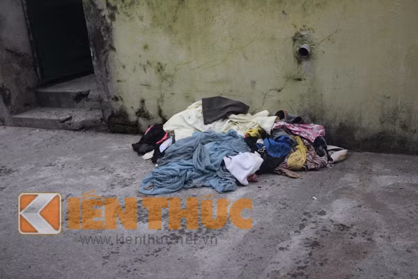 Quần áo của 3 mẹ con chị Thủy bất ngờ bị mẹ chồng ném ra khỏi chính ngôi nhà đang ở.