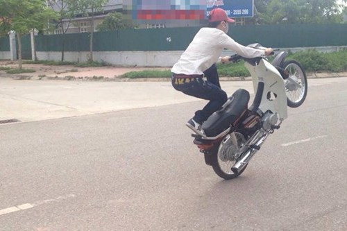 ...với màn bốc đầu xe cực kỳ nguy hiểm.