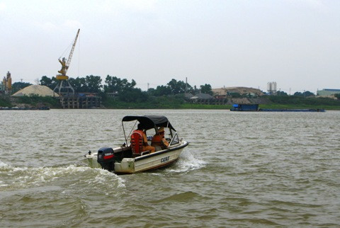 Phòng Cảnh sát giao thông đường thủy Công an Hà Nội nỗ lực tìm kiếm thi thể chị Huyền.