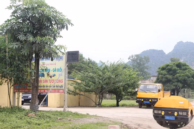 Chiếc xe biển xanh vô tư dừng đỗ trước cửa nhà nghỉ Thủy. V (Cao Thắng - Lương Sơn - Hòa Bình).