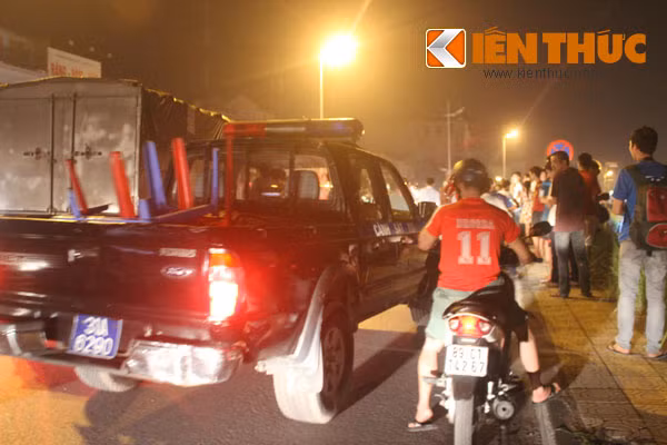 Nhiều người dân sống xung quanh khu vực kéo ra xem khiến đoạn đường Yên Phụ ùn tắc.