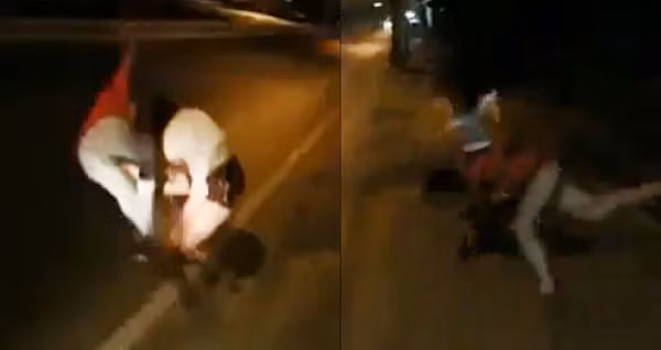 Thiếu nữ áo trắng quật bạn xuống đất và tung ra những cú đấm, đạp dã man vào mặt nạn nhân.