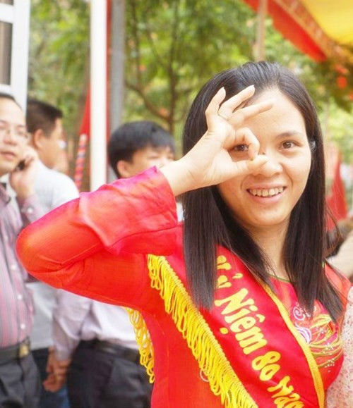 ... tạo dáng dễ thương không kém gì học trò của mình.