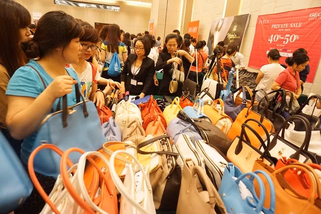 Một quầy túi xách được quảng cáo là da xịn, có giá thị trường cả chục triệu đồng/ chiếc thu hút đông khách...