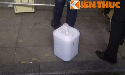 Chiếc can 20 lít đựng đầy xăng mà lực lượng chức năng thu giữ được từ phía trong ngôi nhà.