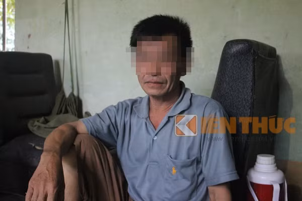 Ông Bùi Văn L. (bố của nạn nhân) vừa đau lòng, vừa tức giận trước sự việc xảy ra với con trai, con dâu.