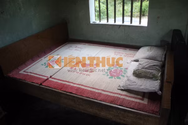 Chiếc giường nơi chị H. bị yêu râu xanh khống chế rồi thực hiện hành vi hiếp dâm.