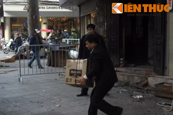 Nhiều đồ đạc, vật dụng từ trong ngôi nhà được lực lượng chức năng chuyển ra ngoài.