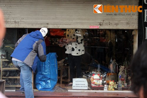 Theo tìm hiểu của phóng viên, tầng 1 của ngôi nhà được sử dụng để buôn bán.