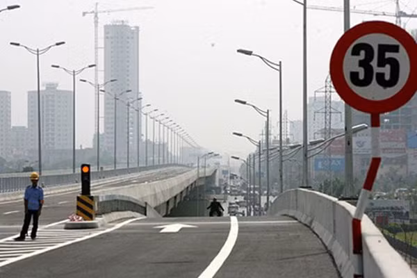 Biển hạn chế tốc độ 35km/h tại các nhánh lên, xuống của tuyến đường cao tốc trên cao đường Vành đai 3 (Hà Nội). Ảnh: Một thế giới.